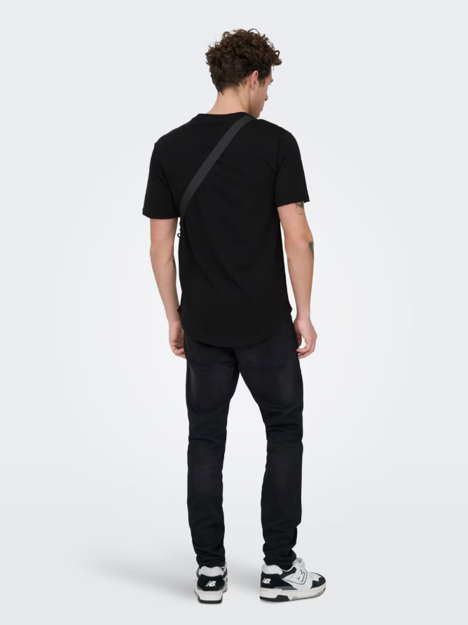 czarny t-shirt okrągły dekolt krótki rękaw
