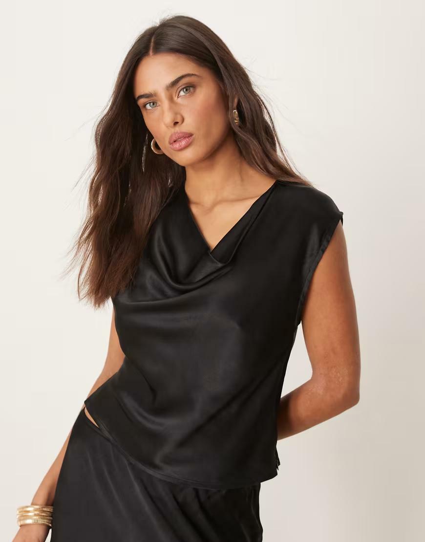 CZARNY SATYNOWY TOP 