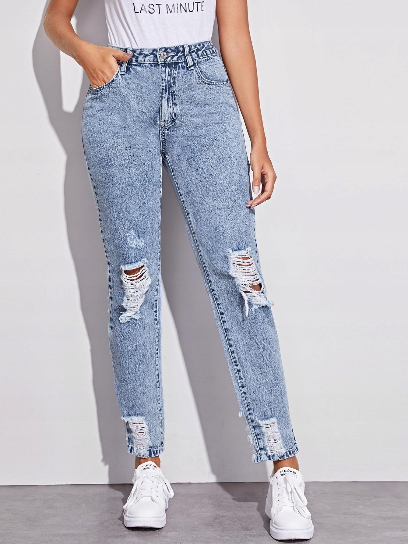 niebieskie spodnie jeans