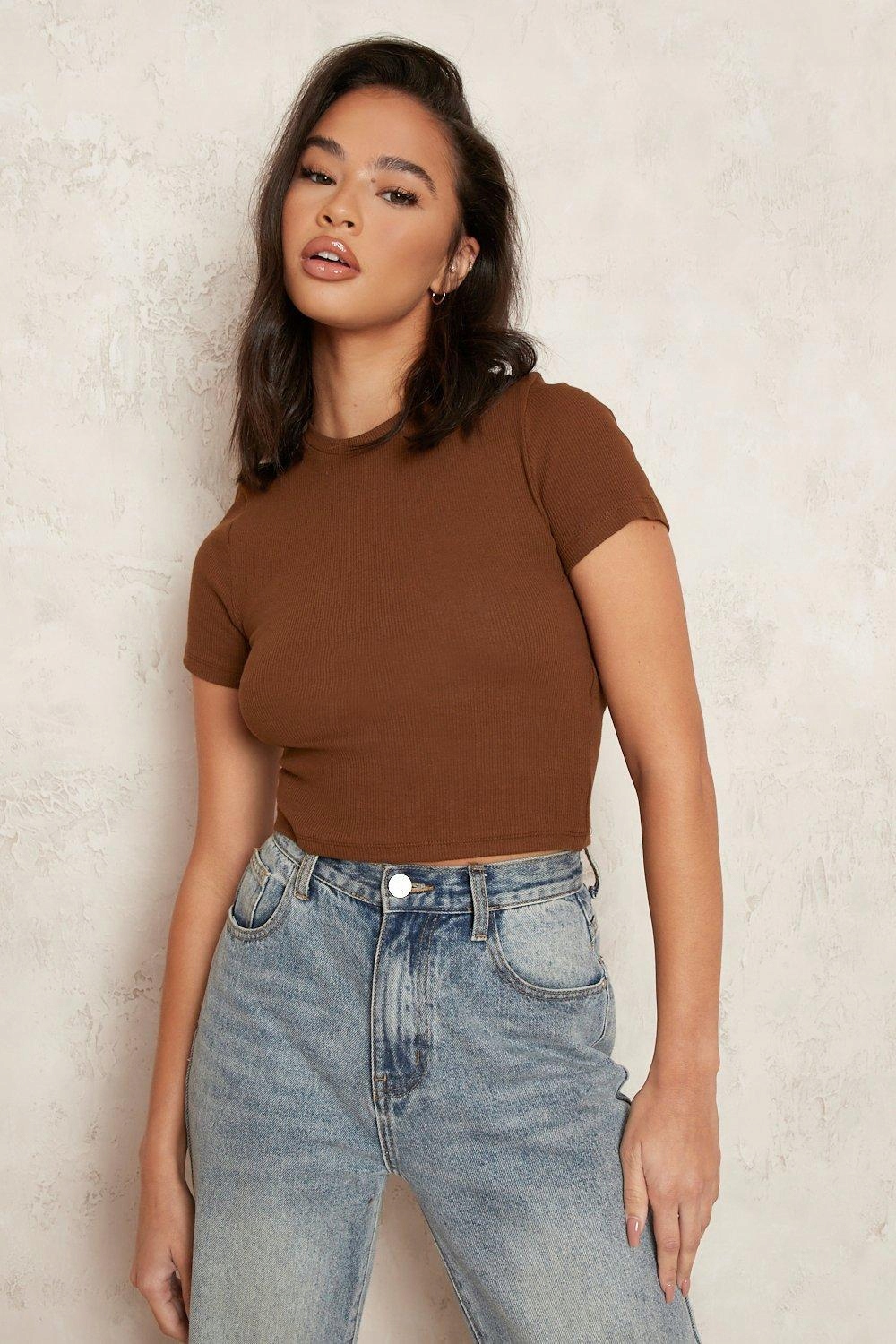 brązowy crop top krótki rękaw prążki