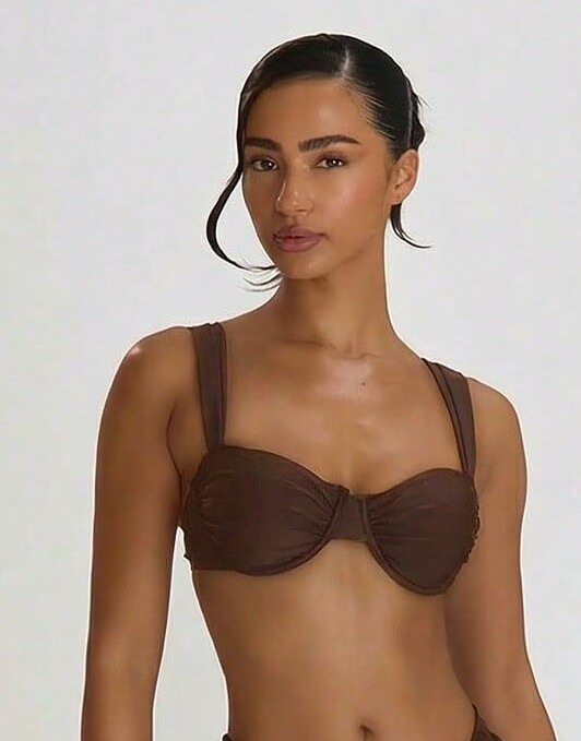 brązowa góra od bikini