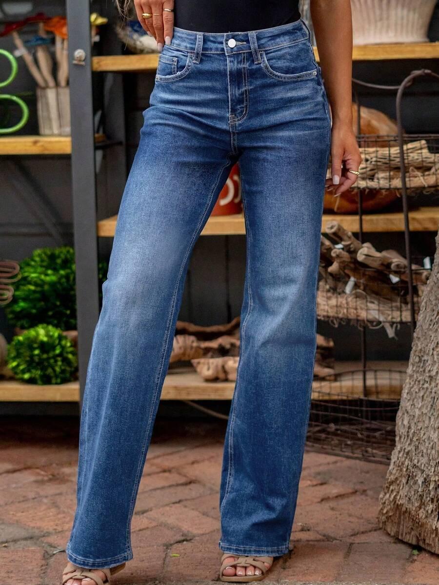 niebieskie spodnie jeans