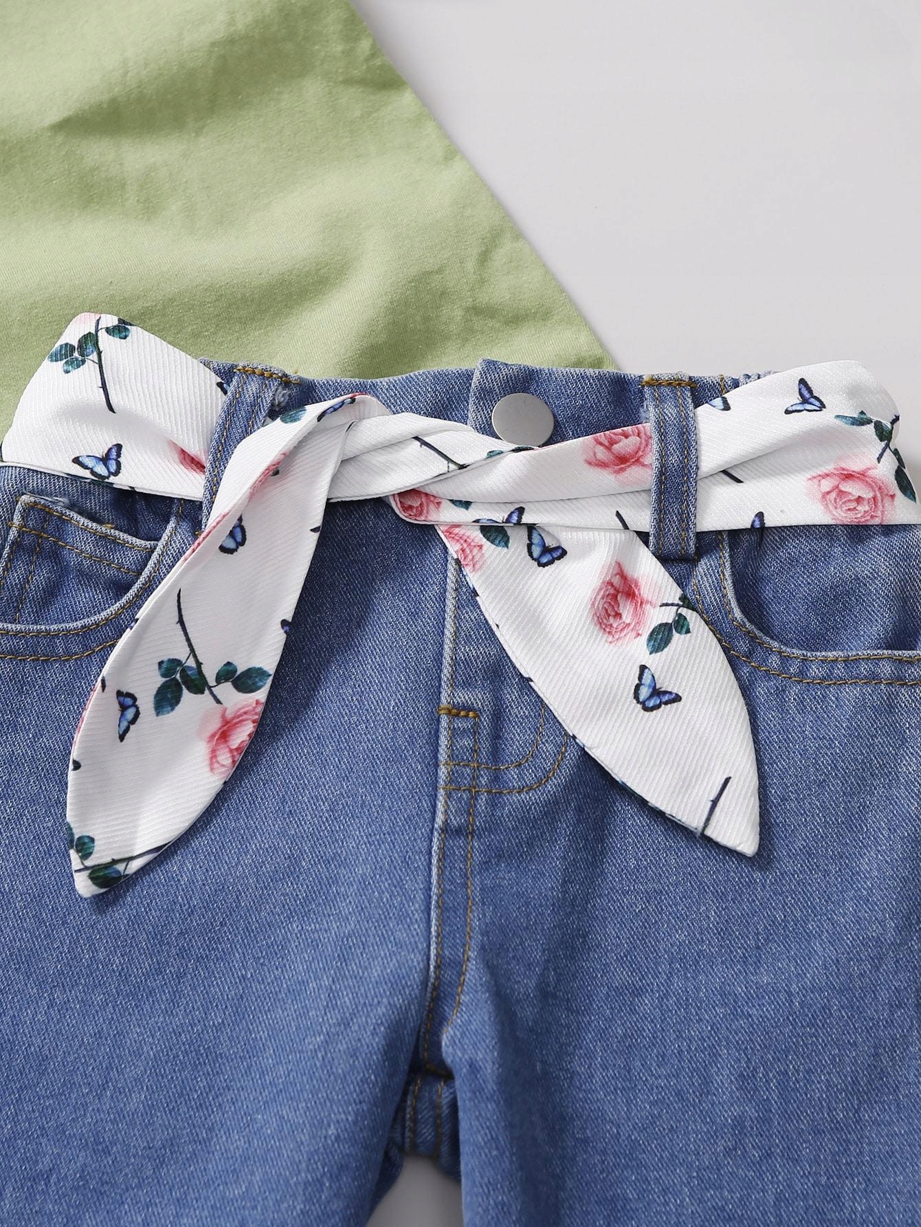 niebieskie spodnie jeans