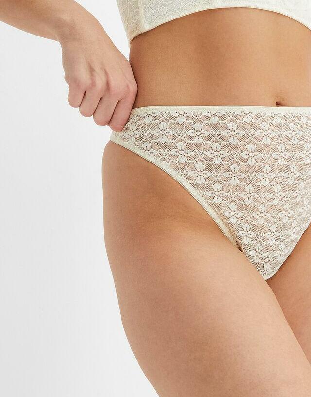 MAJTKI STRINGI KORONKOWE