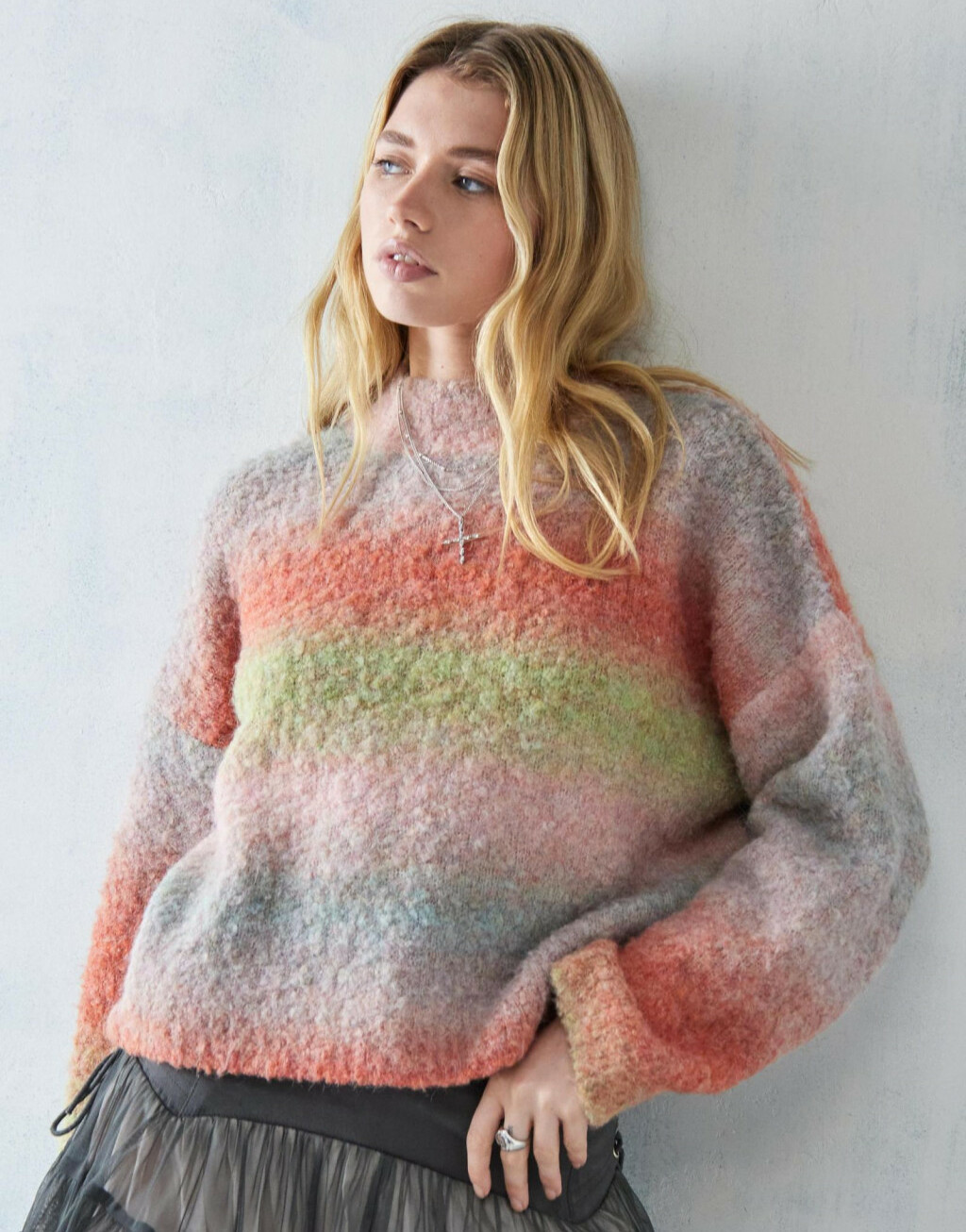 sweter oversize stójka paski