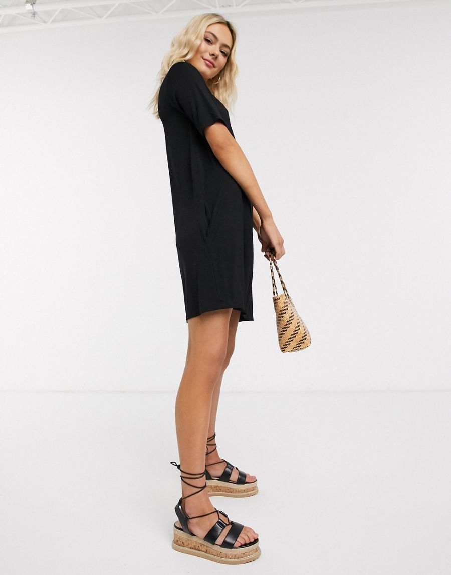 czarna mini sukienka casual