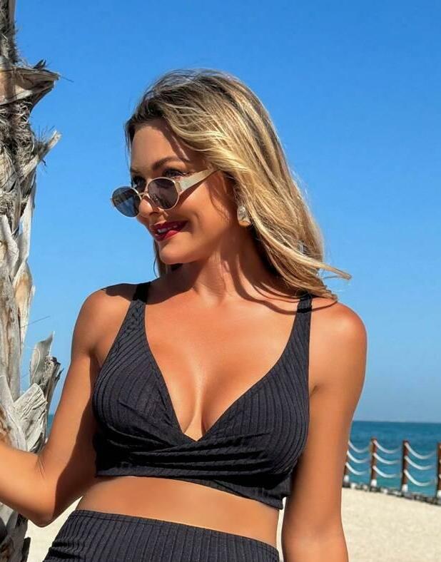 czarna góra od bikini