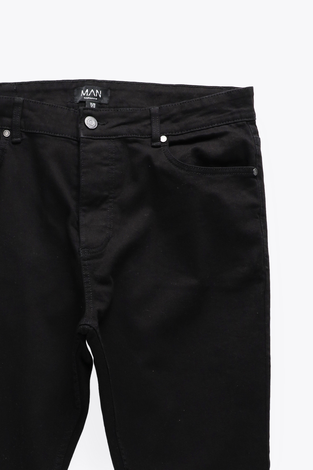 czarne proste spodnie jeansowe guziki