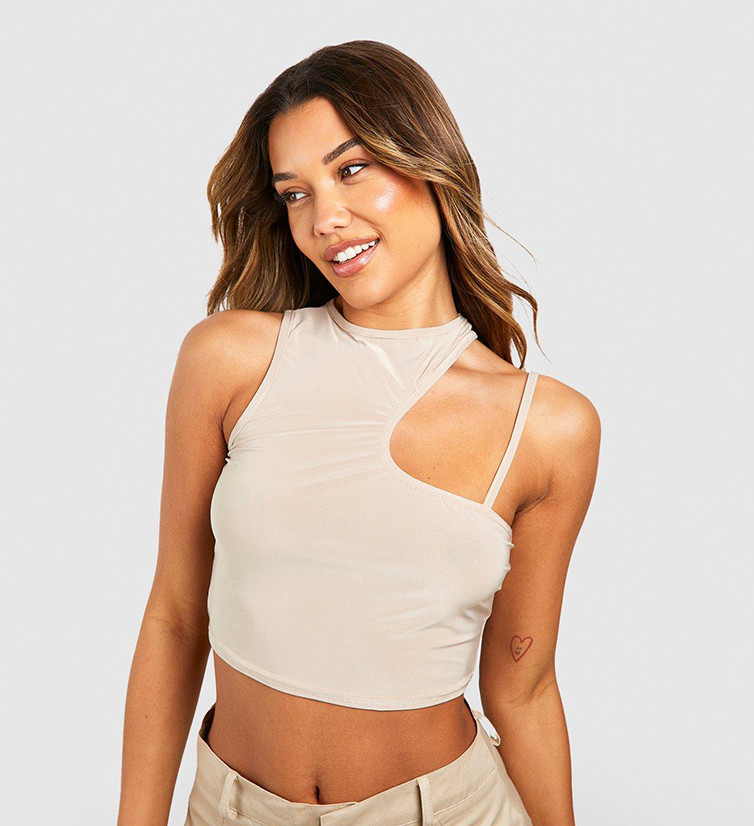 CROP TOP Z ASMYMETRYCZNYM DEKOLTEM