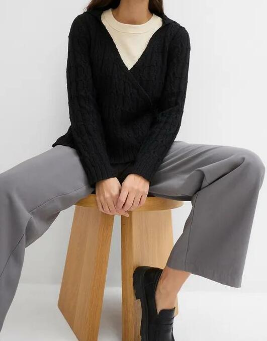 SWETER Z KAPTUREM Z ASYMETRYCZNĄ LINIĄ DOŁU