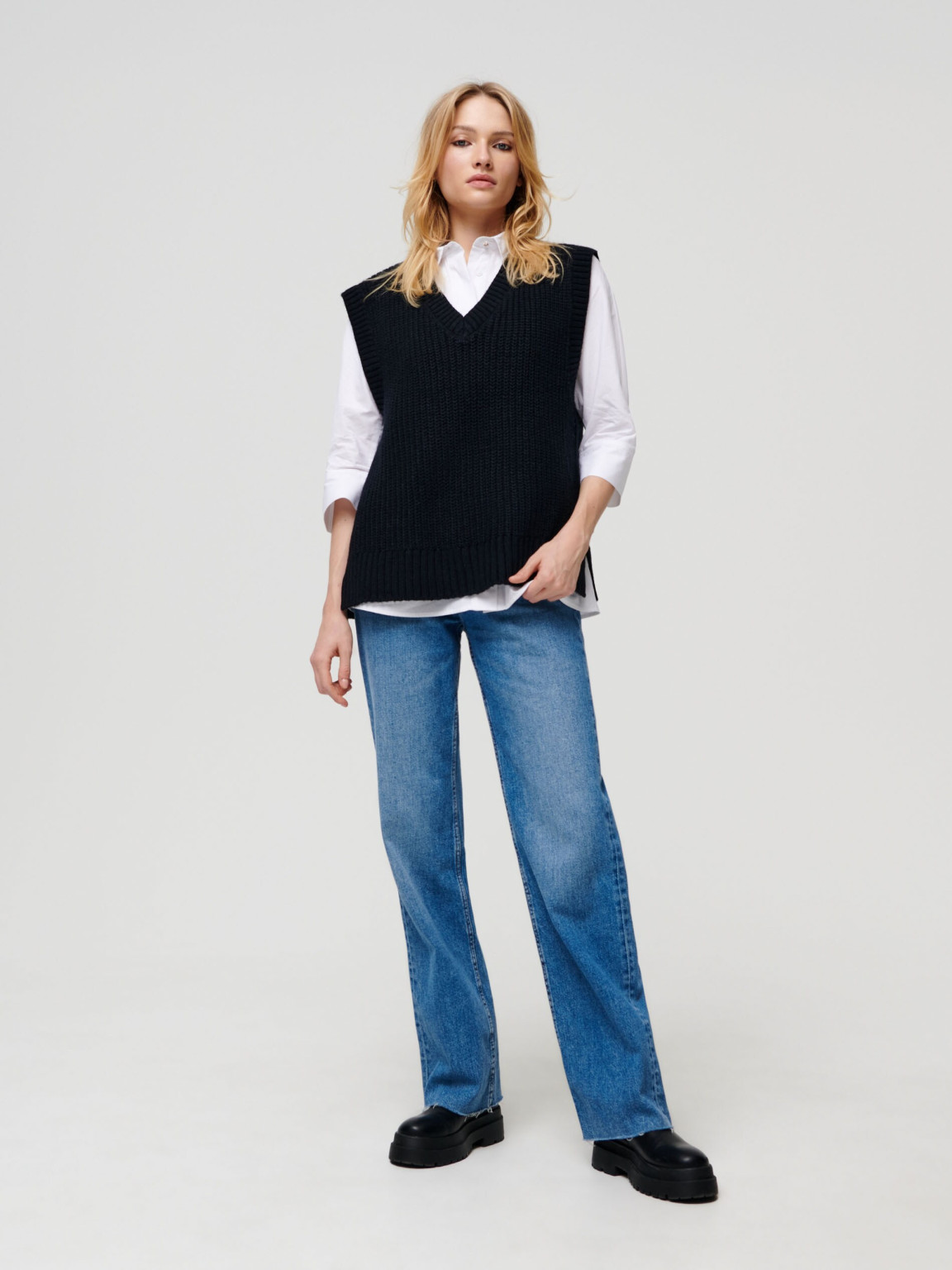 CZARNA DZIANINOWA KAMIZELKA v-neck