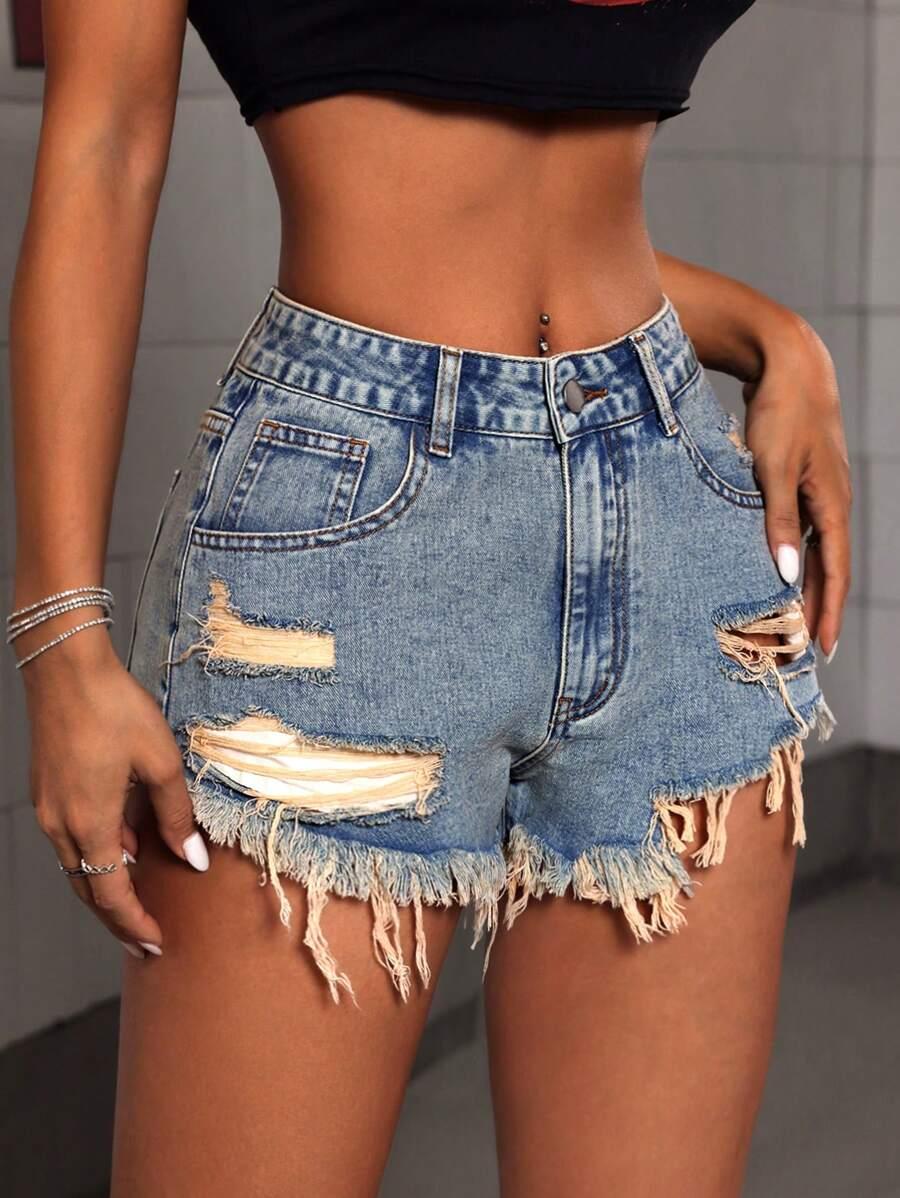 niebieskie spodenki jeans