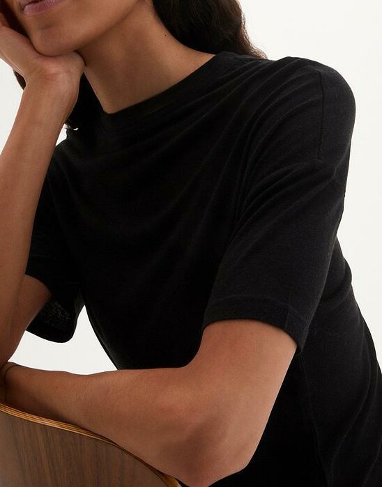 T-SHIRT CZARNY Z LNEM