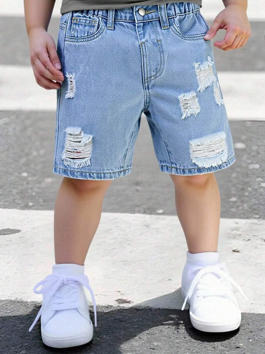 niebieskie spodenki jeans