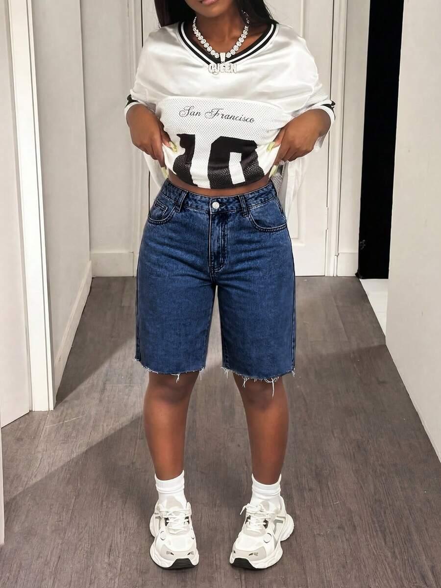 niebieskie krótkie spodenki jeans