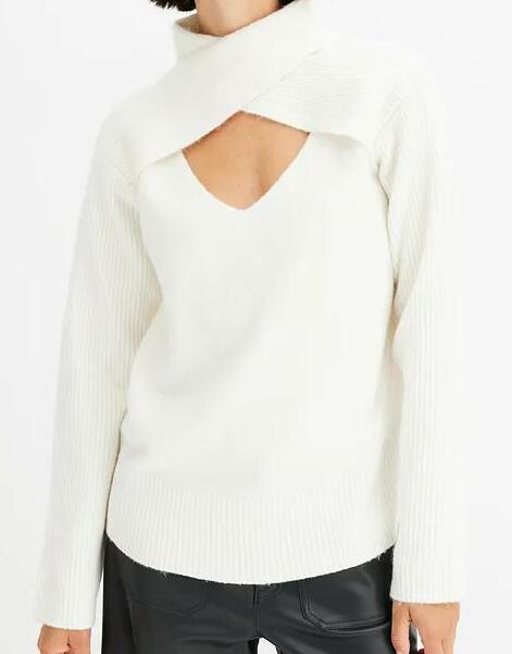 SWETER Z DEKOLTEM