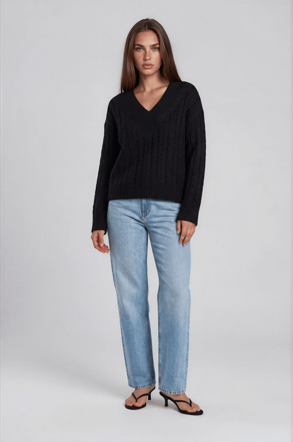 CZARNY SWETER V NECK