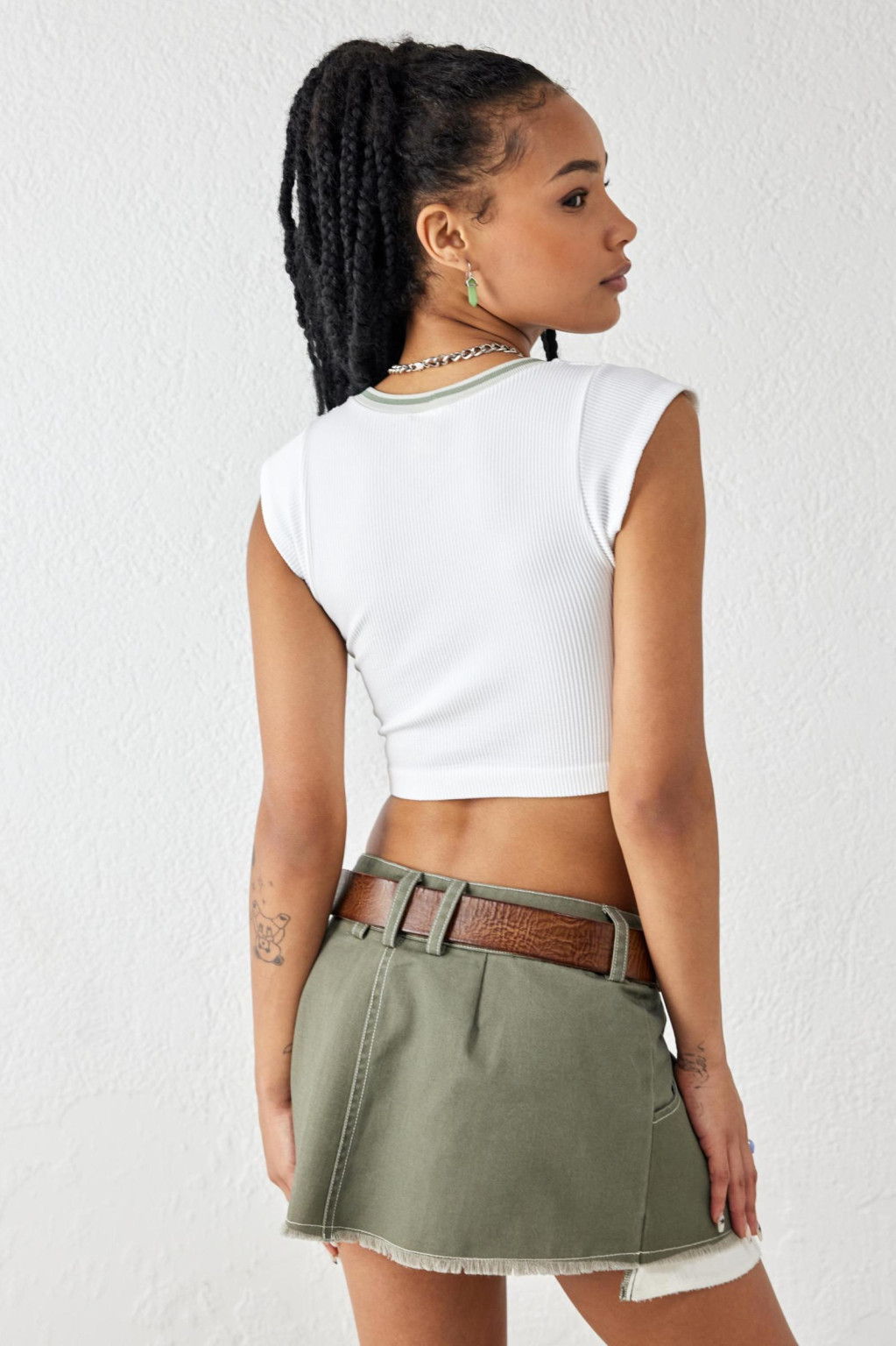 PRĄŻKOWANY BIAŁY CROP TOP KONTRAST