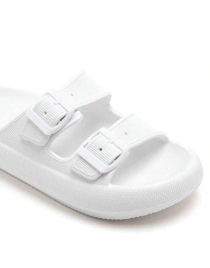 białe klapki casual