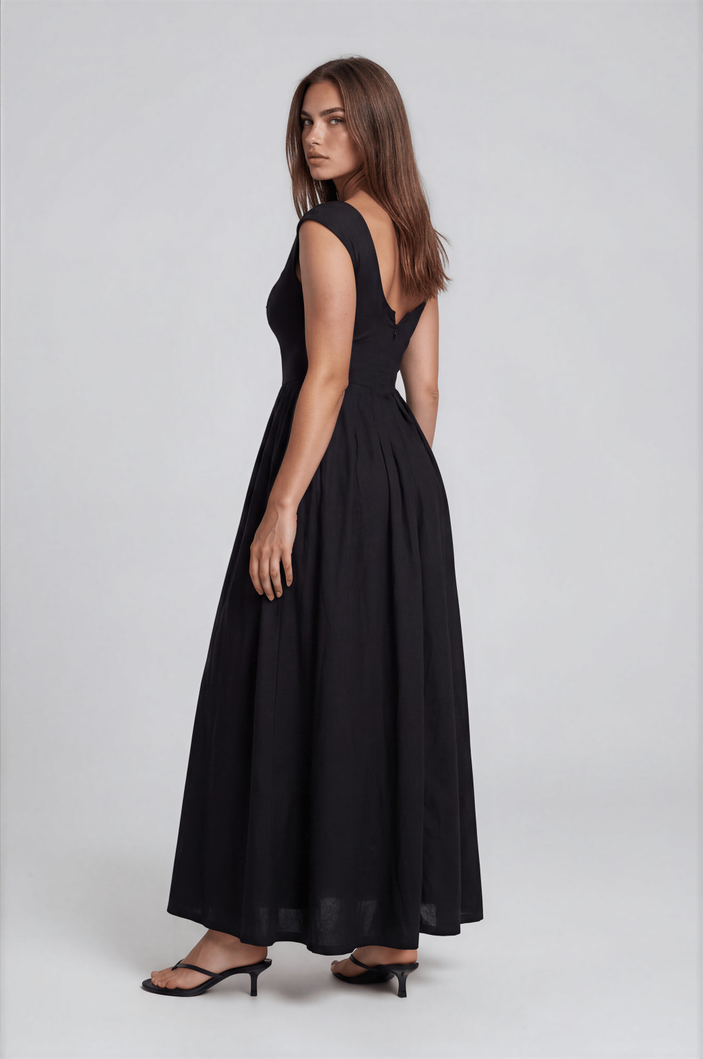 CZARNA MAXI SUKIENKA V-NECK