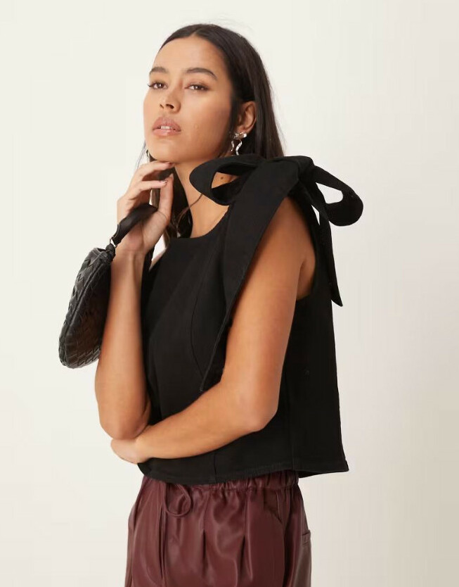 CZARNY TOP JEANS KOKARDA ZDOBIENIE