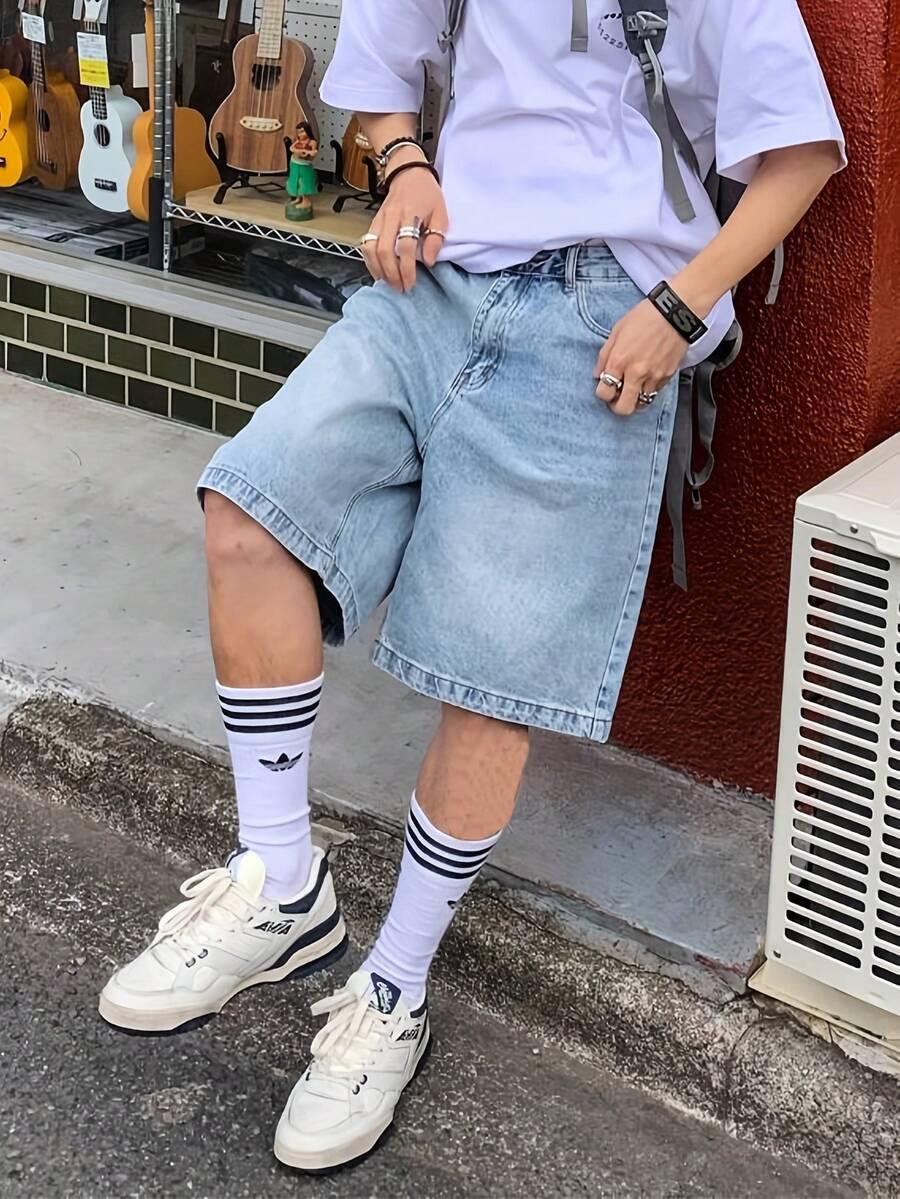 niebieskie spodenki jeans