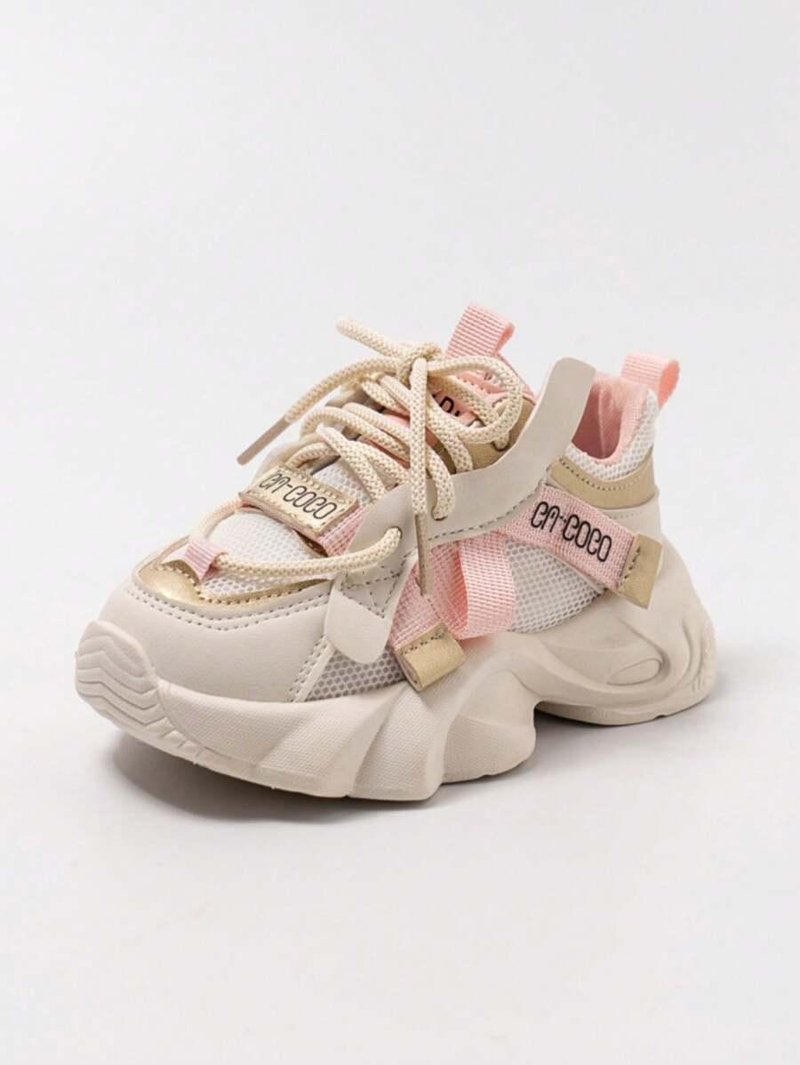 sznurowane buty sportowe