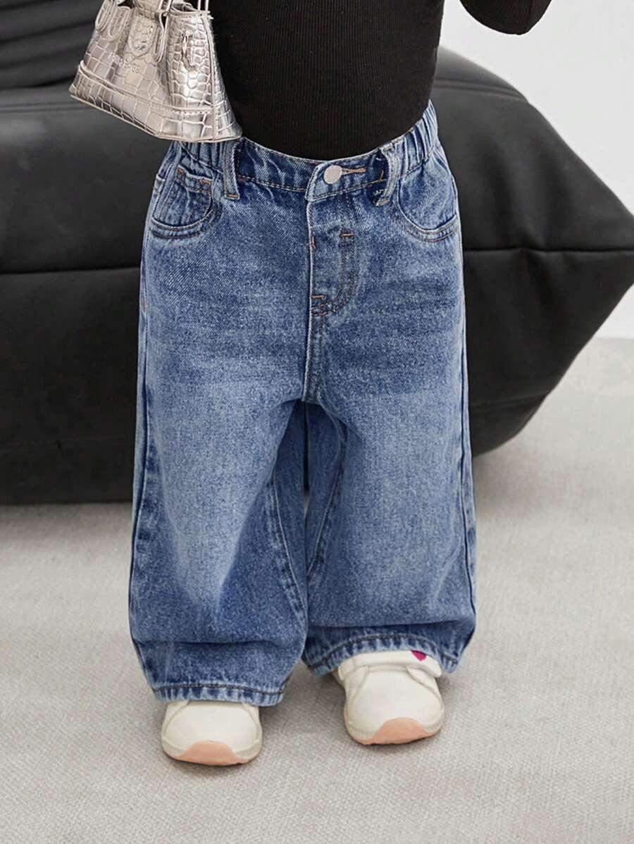 niebieskie spodenki jeans