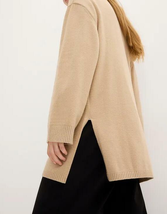SWETER Z ROZCIĘCIAMI