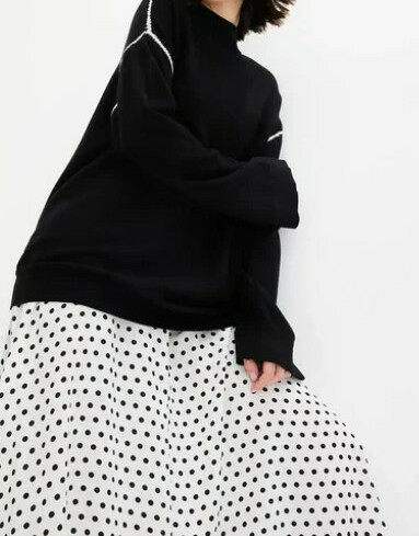 SWETER Z OZDOBNYMI PRZESZYCIAMI 
