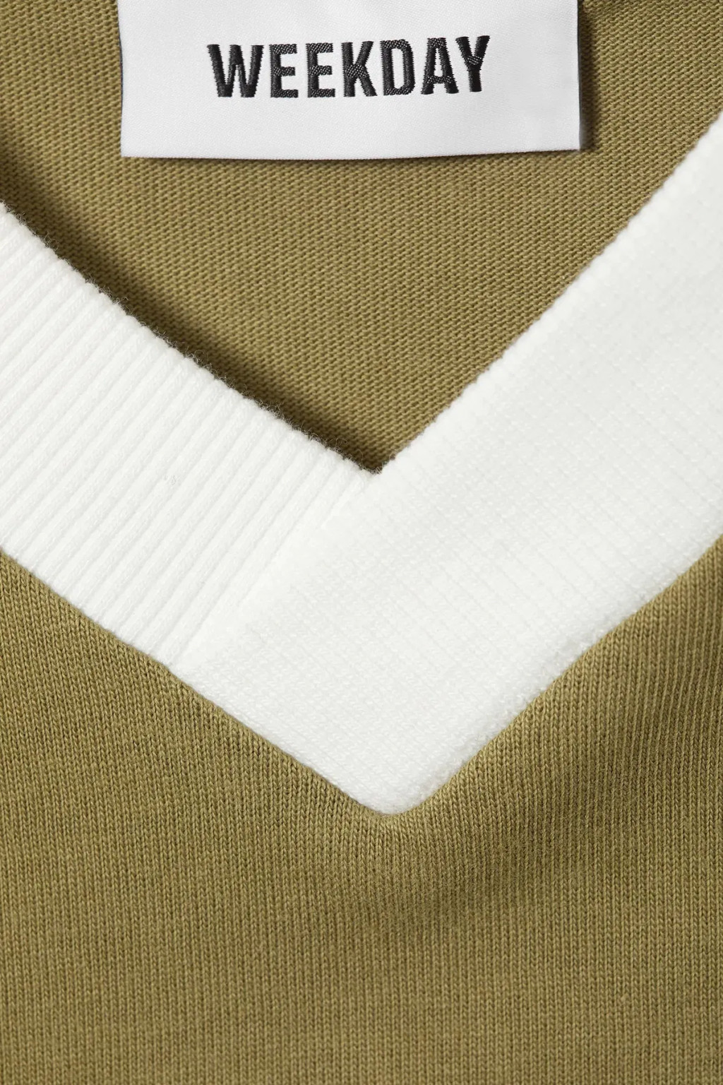 ZIELONY T-SHIRT V-NECK KONTRAST