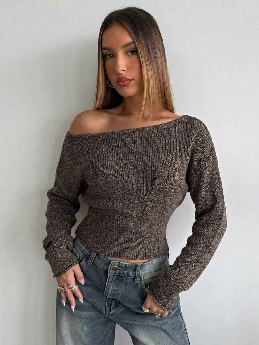 brązowy sweter asymetryczny dekolt 