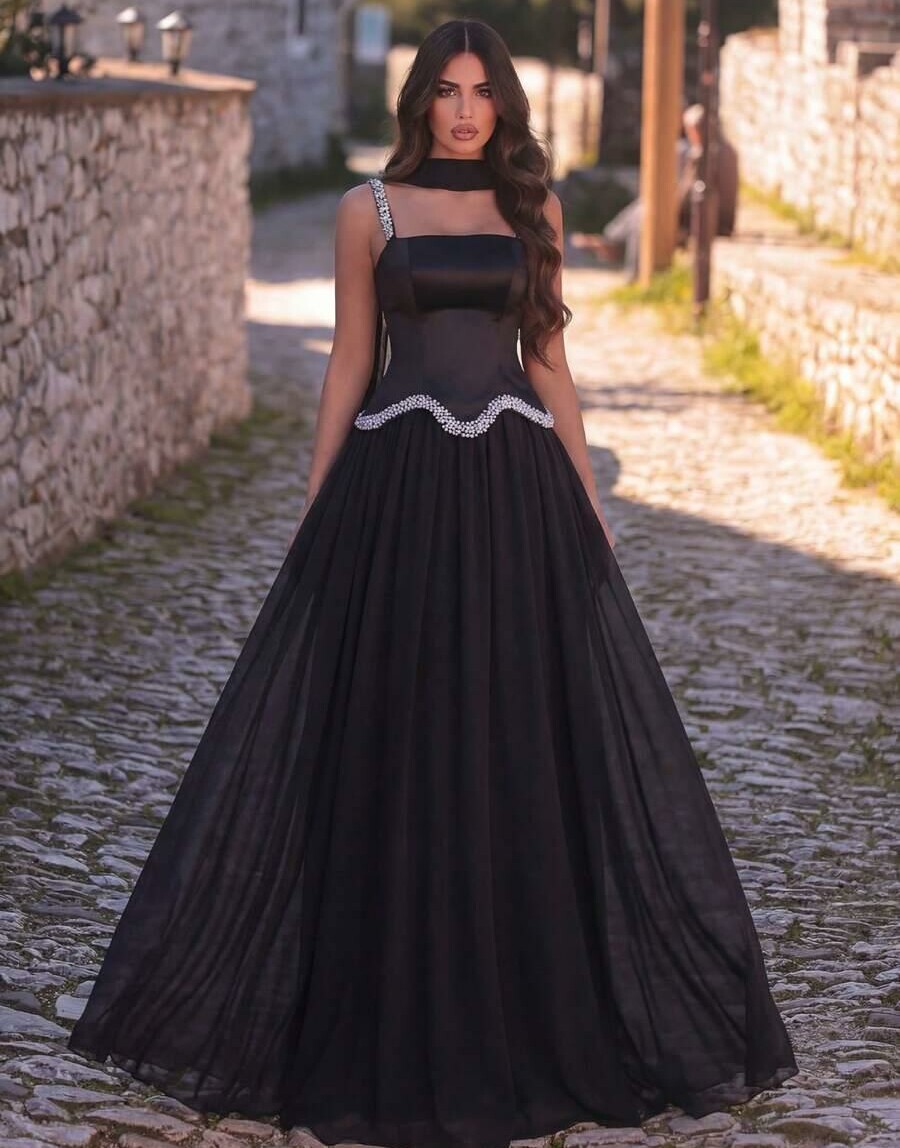 czarna maxi sukienka rozkloszowana zdobienie