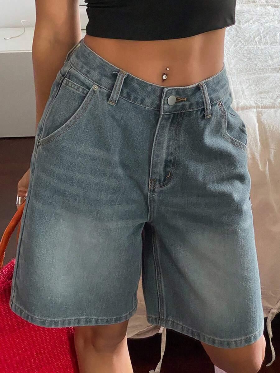 niebieskie spodenki jeans