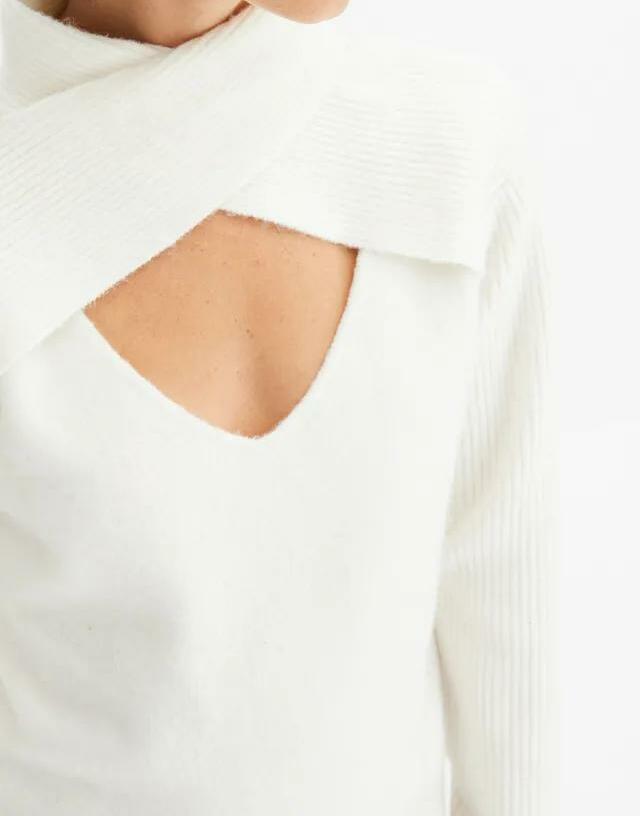 SWETER Z DEKOLTEM