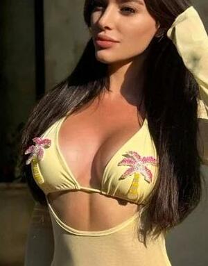 żółta góra od bikini