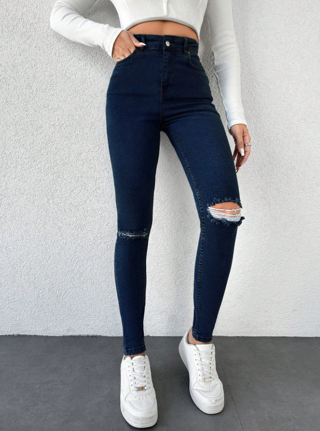 granatowe spodnie jeans rurki