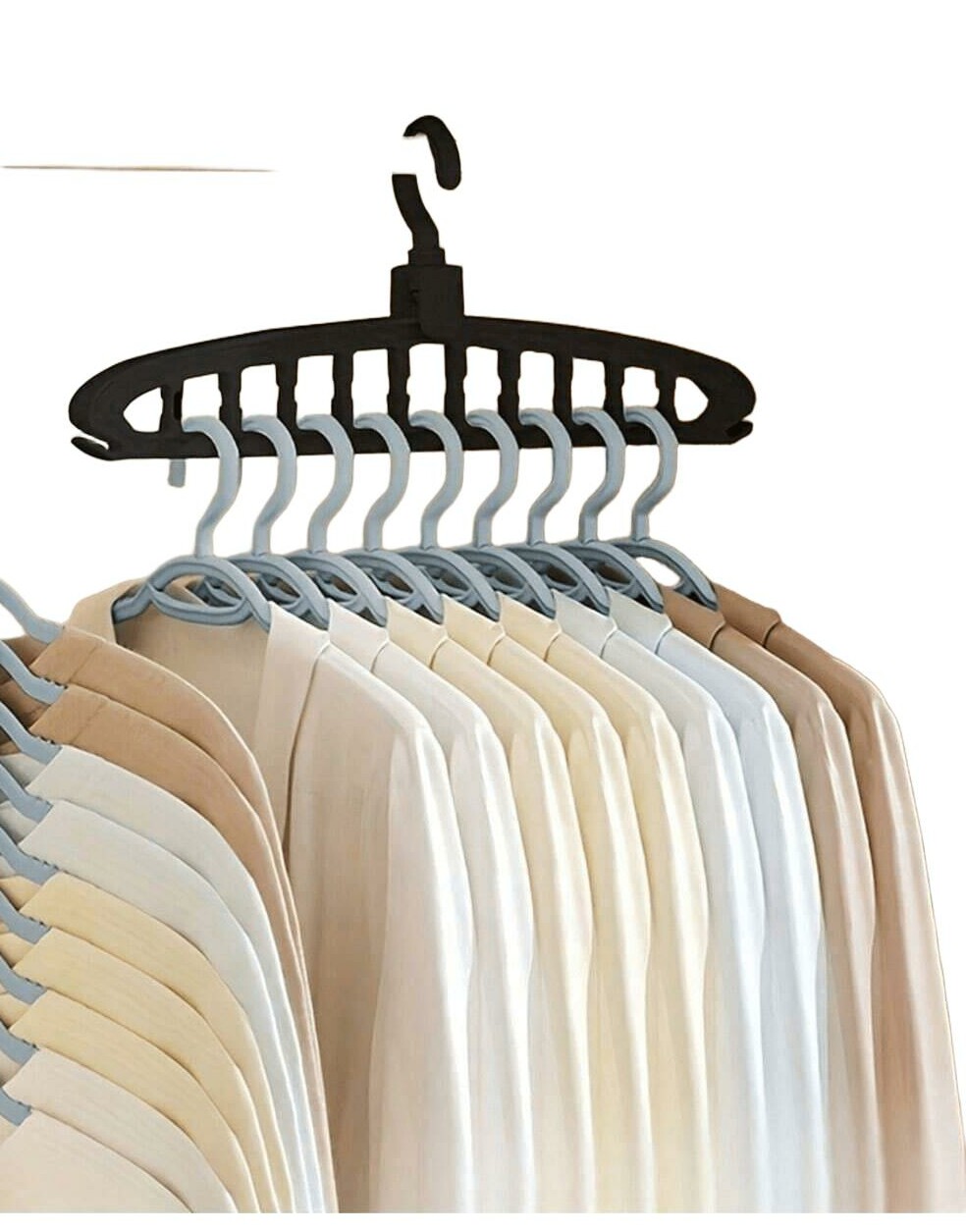 czarny wieszak na ubrania