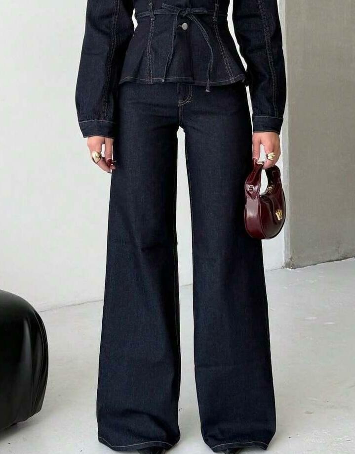 granatowe spodnie jeans