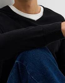 SWETER Z DEKOLTEM W SEREK