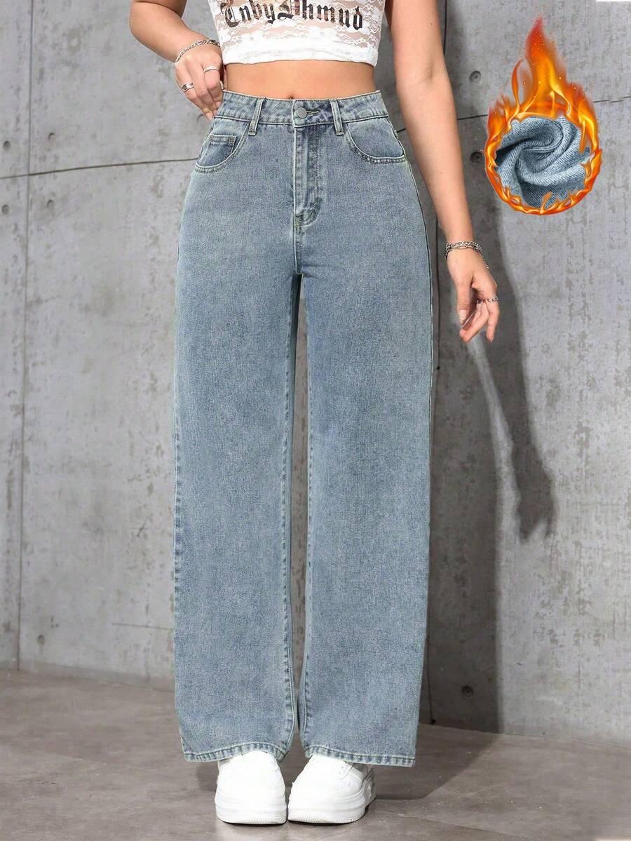 niebieskie spodnie jeans
