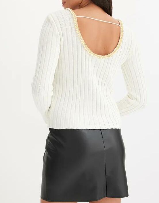 SWETER W PRĄŻEK