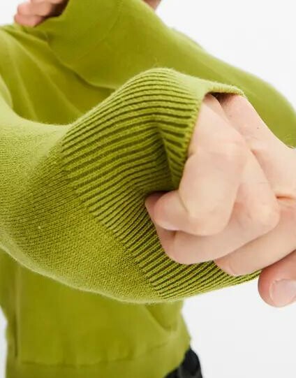 SWETER MĘSKI DZIANINOWY Z DEKOLTEM W SEREK