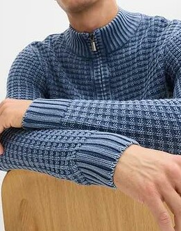 GRUBY SWETER Z EFEKTEM SPRANIA