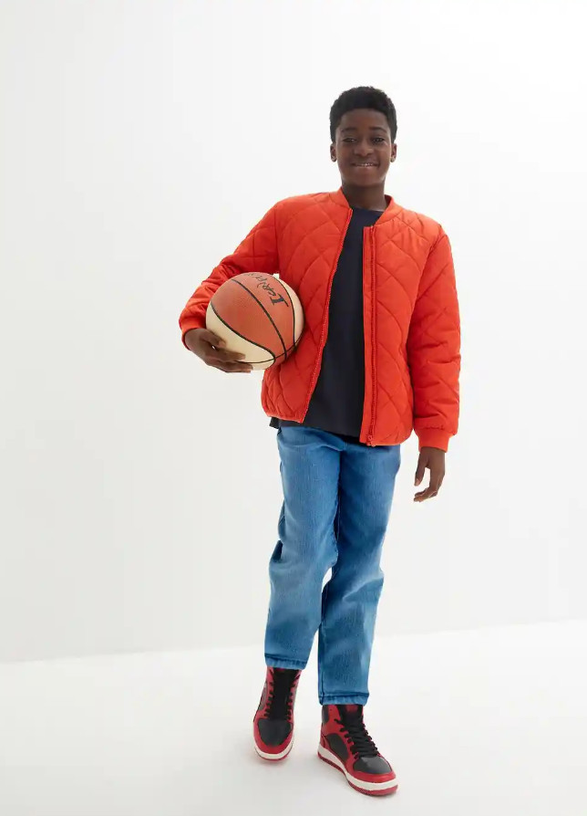 niebieskie spodnie jeans