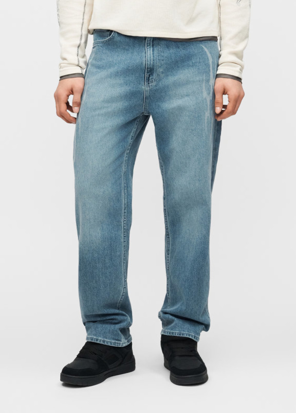 niebieskie spodnie jeans nadruk zamek kieszenie