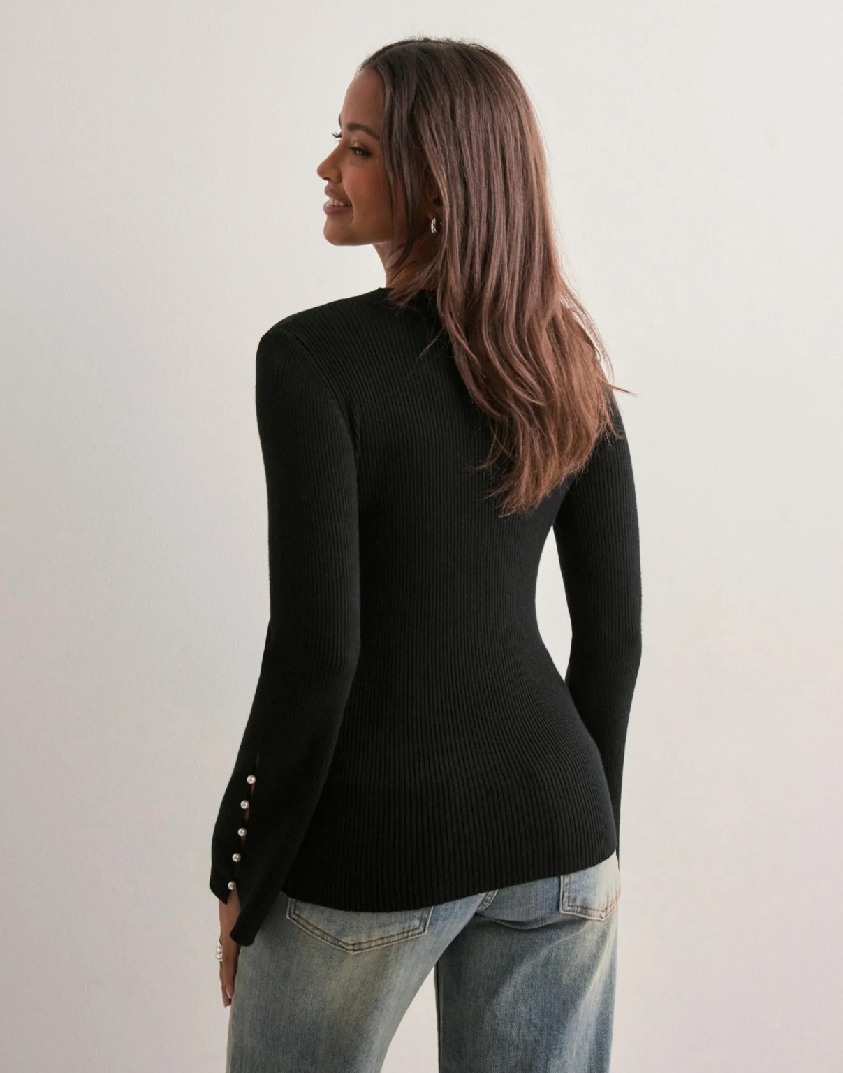 CZARNY SWETER ZDOBIENIA