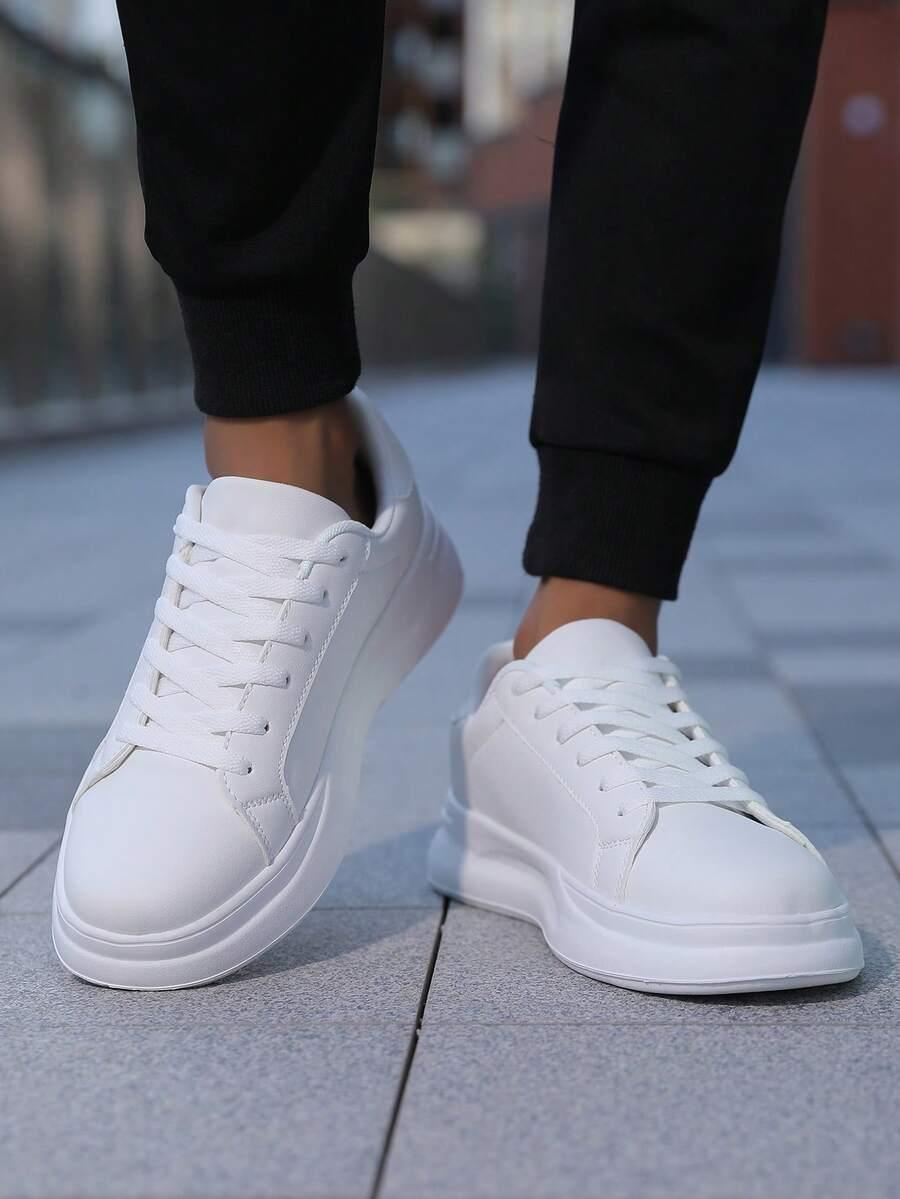 białe sportowe buty