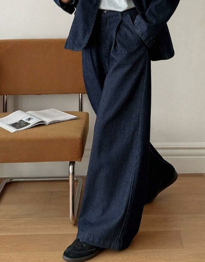 niebieskie spodnie jeans