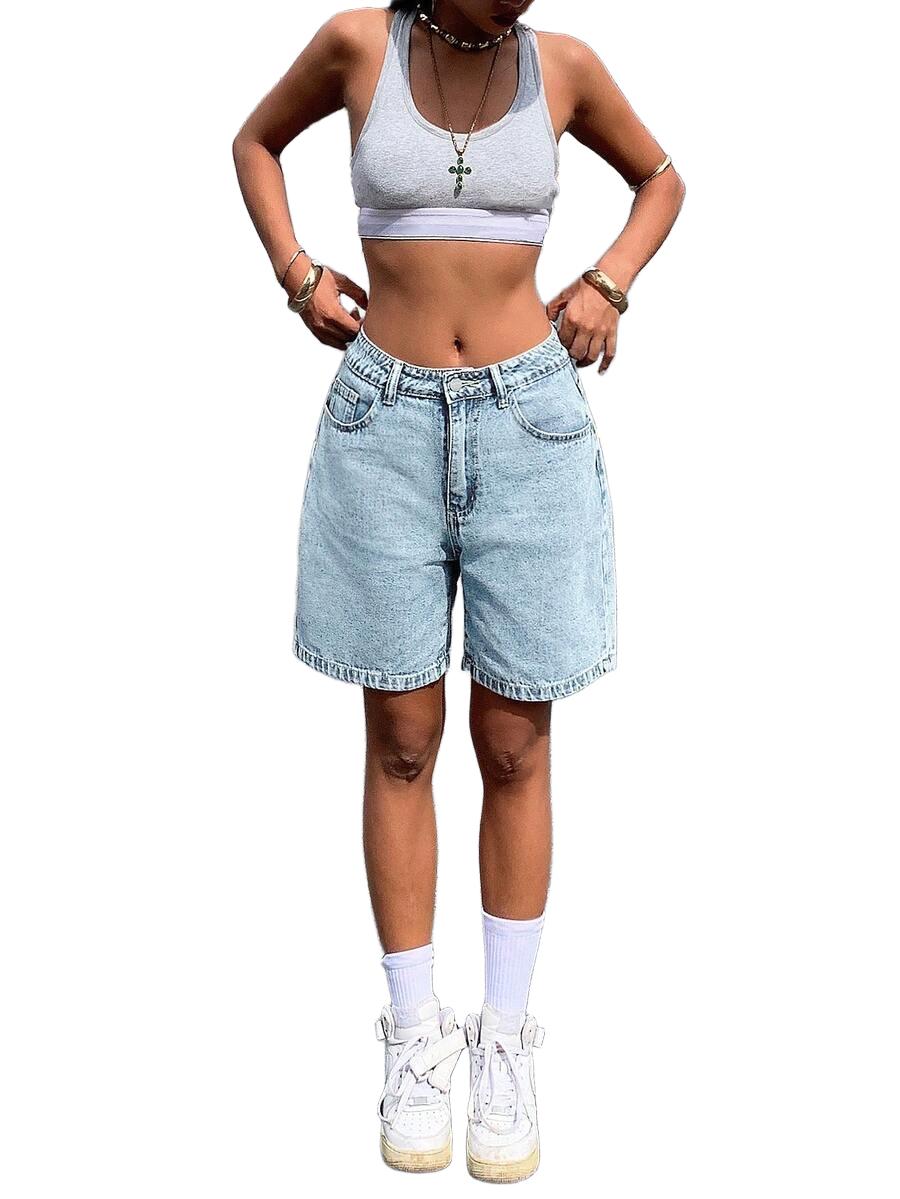 niebieskie spodenki jeans